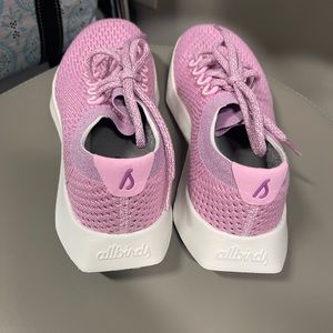 Never worn*Allbirds*Women’s Size 8.5*Color:Buoyant Pink(Blizzard Sole)